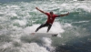 Foto eines Surfers auf der Bremgarter Flusswelle